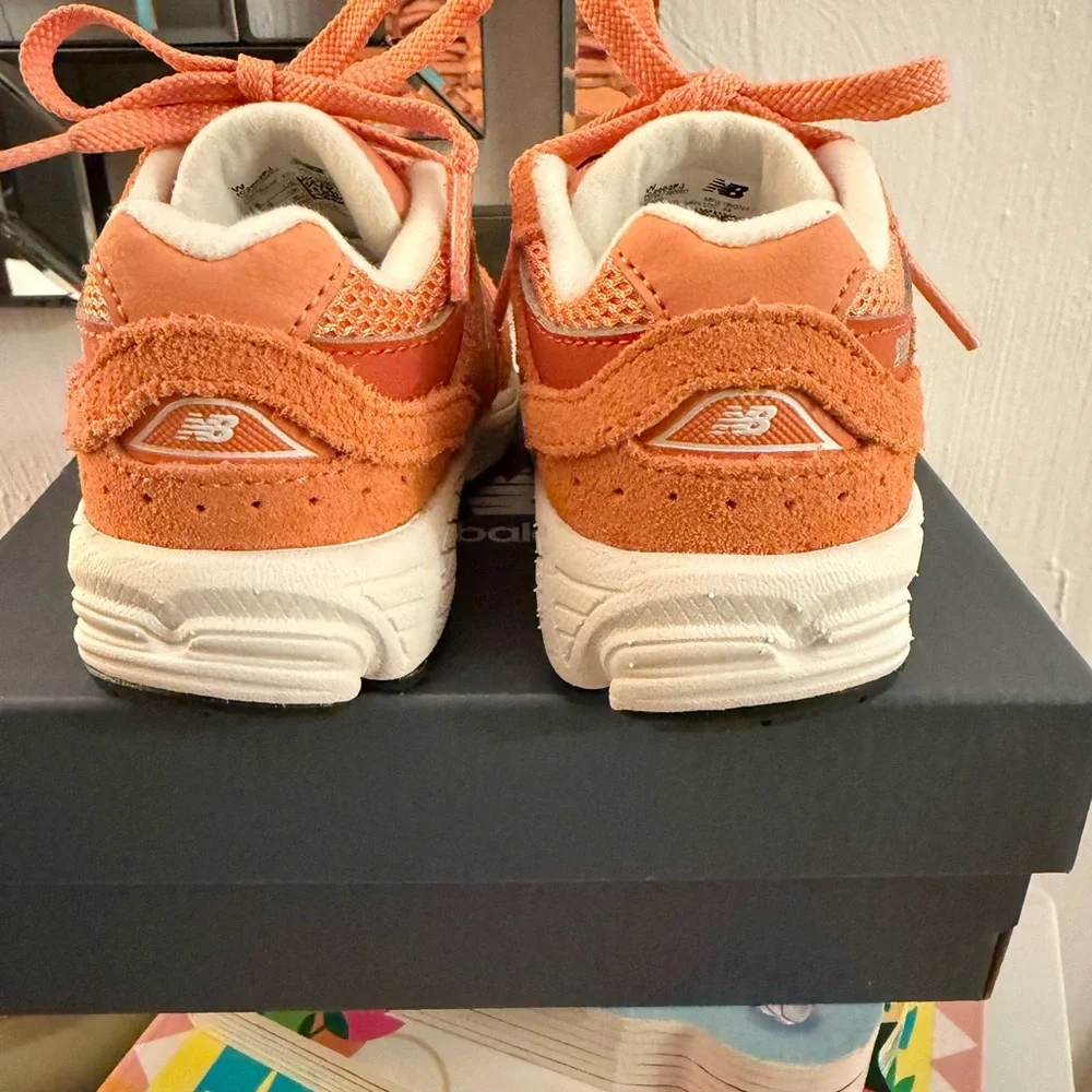 New Balance Kids - Brown Orange Sneakers size 5W - Picture 7 of 9